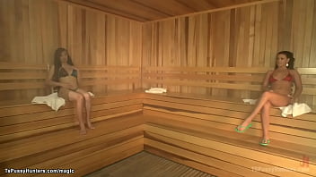 sex шмель с большим членом трахает крошку в туалете porn