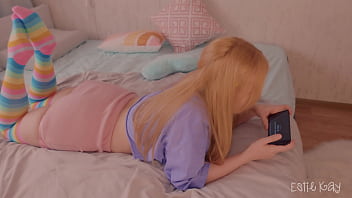sex 彼女が遊んでいる間ステップ姉妹は雄鶏を吸って報酬として肛門性交を取得します porn