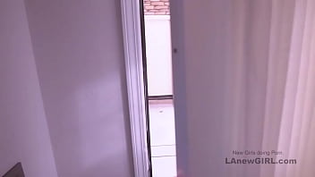 sex горячая 18летняя молодая женщинановичок получает большой член чтобы сосать в студии porn