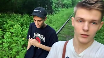 sex помогите другу в лесу porn