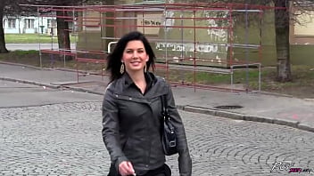 sex sandra показывает горячее публичное сосание хуя и камшот на лицо в видео от первого лица porn