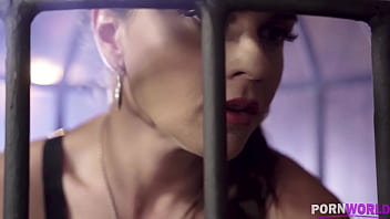 sex 地下室のストラップラテックスコスチュームマルタラクロフトディープスロートモンスターbbcのケージラティーナ porn