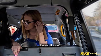 sex fake taxi молодая женщина в очках с толстой оправой трахается с таксистом у которого огромный член с обхватом porn