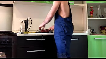sex рабочий нашел на кухне секс игрушку и трахнул пока нет хозяев porn