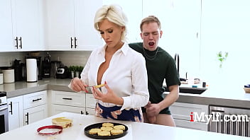 sex 継母に cuminyourmomchallenge をするよう懇願する charli phoenix porn