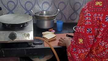 sex увидев как горничная готовит еду на кухне ей это не понравилось и она начала швырять ее туда же porn