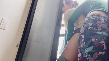 sex мы со сводной сестрой быстро трахаемся на балконе квартиры porn