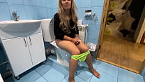 sex 継母はパンティーを着用していなかったので義理の息子がお尻で彼女をファックする方が便利です porn