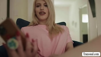 sex толстый чувак трахнул в анал двух соседокшмелей по комнате porn