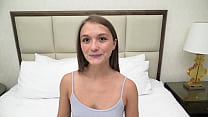 sex миниатюрная 18летняя милашка сосет член и бросает салат porn