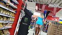 sex горячая блондинка без трусиков в супермаркете porn