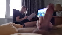 sex 継母が部屋に入ってきてチンポをしごいてると彼女は興奮して興奮する porn