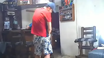 sex ナニーカムで18歳の若い女性ベビーシッターと浮気している夫を捕まえた porn