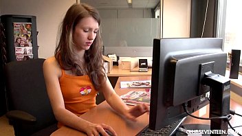 sex возбужденная тинка mona мастурбирует киску porn