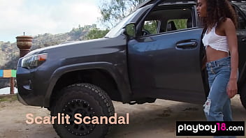 sex идеальная полностью натуральная латинская крошка scarlit scandal раздевается на капюшоне на улице porn