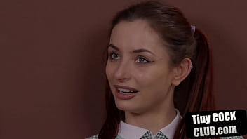 sex мужик с маленьким членом дрочит крошкам из колледжа пока они смеются над ним porn