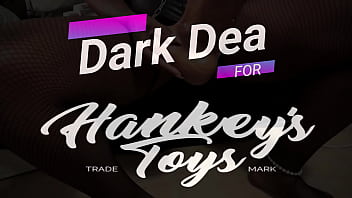 sex извращенная королева шлюх dark dea наполняет свою мокрую киску наслаждаясь толстым goliath xxl из hankeystoys часть porn