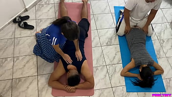 sex мы с мужем делаем парный массаж но я целуюсь с клиентом а мой муж делает вид что не видит но ему нравится porn