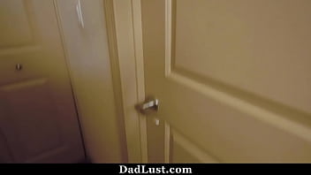 sex падчерица застукала отчима за просмотром семейного порно dadlust porn