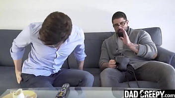sex отчим наказывает своего молодого пасынка в позе обратной наездницы dadcreepy porn
