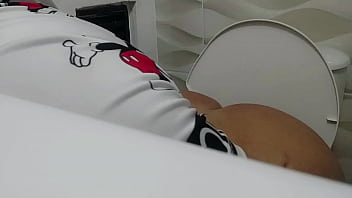 sex バスルームで継母の美しいお尻をキャッチ porn