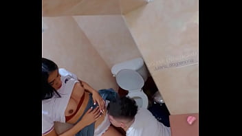 sex は学校のトイレで激しくファックしているのを見つけ彼は彼女の口の中で絶頂します信じられないほどのアマチュアビデオ porn