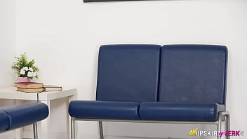 sex сексуальная блондинка соблазняет тебя в зале ожидания своими прозрачными трусиками porn