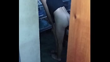 sex 彼女が服を着ている間私は彼女をスパイし彼女は私を見つけました porn