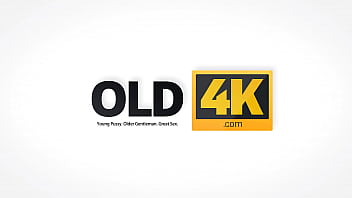 sex old4k欲求不満の女の子が隣に住むずっと年上の男とセックスする porn