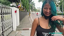 sex горячая и возбужденная тайская крошка качается на толстом белом ебаре которого она только что встретила porn