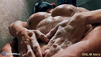 sex потирая эти большие грудные мышцы в душе так горячо и чувственно porn