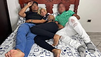 sex смотрю фильм с моим парнем и его лучшим другом который ложится рядом со мной и начинает трогать мою задницу рядом с porn