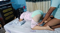 sex невероятно она снимает свое нижнее белье когда мы смотрим фильмы дома я изменяю ей говоря ей что мы собираемся porn