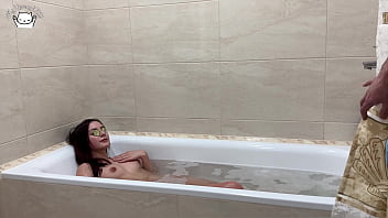 sex сводный брат шпионит за мной в ванной и дрочит мне это нравится и мы дрочим друг другу а также porn