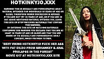 sex сексуальная викингка hotkinkyjo трахает ее задницу толстым дилдо от mrhankey и анальным пролапсом в лесу porn
