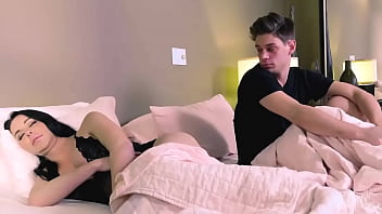 sex 巨乳の美女マリッサミンクスがひざまずいてマイケルに固いチンポでお尻を満たしてもらう trans angels porn