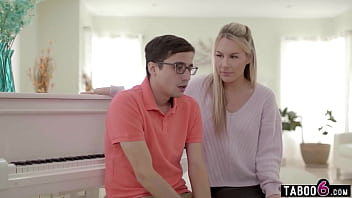 sex грудастая милфаучительница по фортепиано банни мэдисон дала стимул своему молодому ученику porn