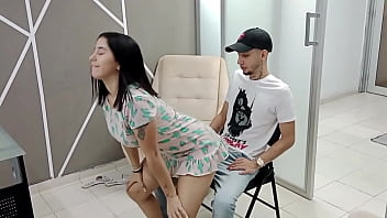 sex 彼女が踊ったりお尻を動かしたりすると興奮するので義理の弟のガールフレンドのマンコを犯します 完全なストーリー porn
