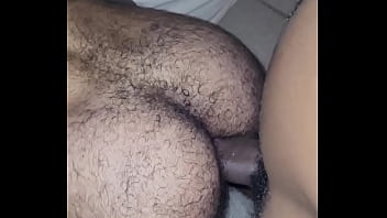sex バイーア州出身のリカルドは友人に会いに行き口にミルクが入るまで毛むくじゃらの尻尾のお尻にたくさんのチンポをパンチした porn