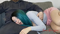 sex я пытаюсь отдохнуть на коленях сводного брата во время просмотра фильма только для того чтобы меня трахнули в рот porn