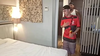 sex мой друг воспользовался тем что я лежу porn