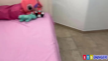 sex 姪が服を着ているのを見ると興奮するので彼女を裸にして不意を突いてチンポを取り出すと彼女は雌犬のようにそれをしゃぶる porn