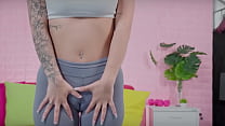 sex удивительная спортивная грудастая шлюха с трясущейся задницей в идеальных штанах для йоги на верблюжьей лапке porn