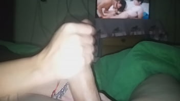 sex моя жена застает меня за просмотром порно и решает дрочить пока не примет мою сперму porn