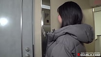 sex красивая зрелая женщина которая в командировке делает массаж эрекционному члену смущается но в итоге кончает секс porn