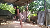 sex 畑で義務を果たしている農民がレズビアンの上司に誘惑されて犯される porn