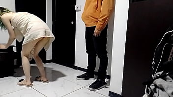 sex 風呂上がりたての私は配達員を受け取りパンティー姿で彼を受け取り彼は私を性交できるようにし立ったまま69をします porn