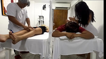 sex мою жену трахают рядом со мной в массажном салоне я слышу шум и ее сексуальные стоны но занавеска не позволяет мне porn