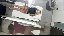 sex эротический массаж тела красивой жены рядом с мужем в массажном салоне для пар записано как доктор манипулирует porn