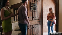 sex カップルの場合ティーンのベビーシッターがおもらしします porn